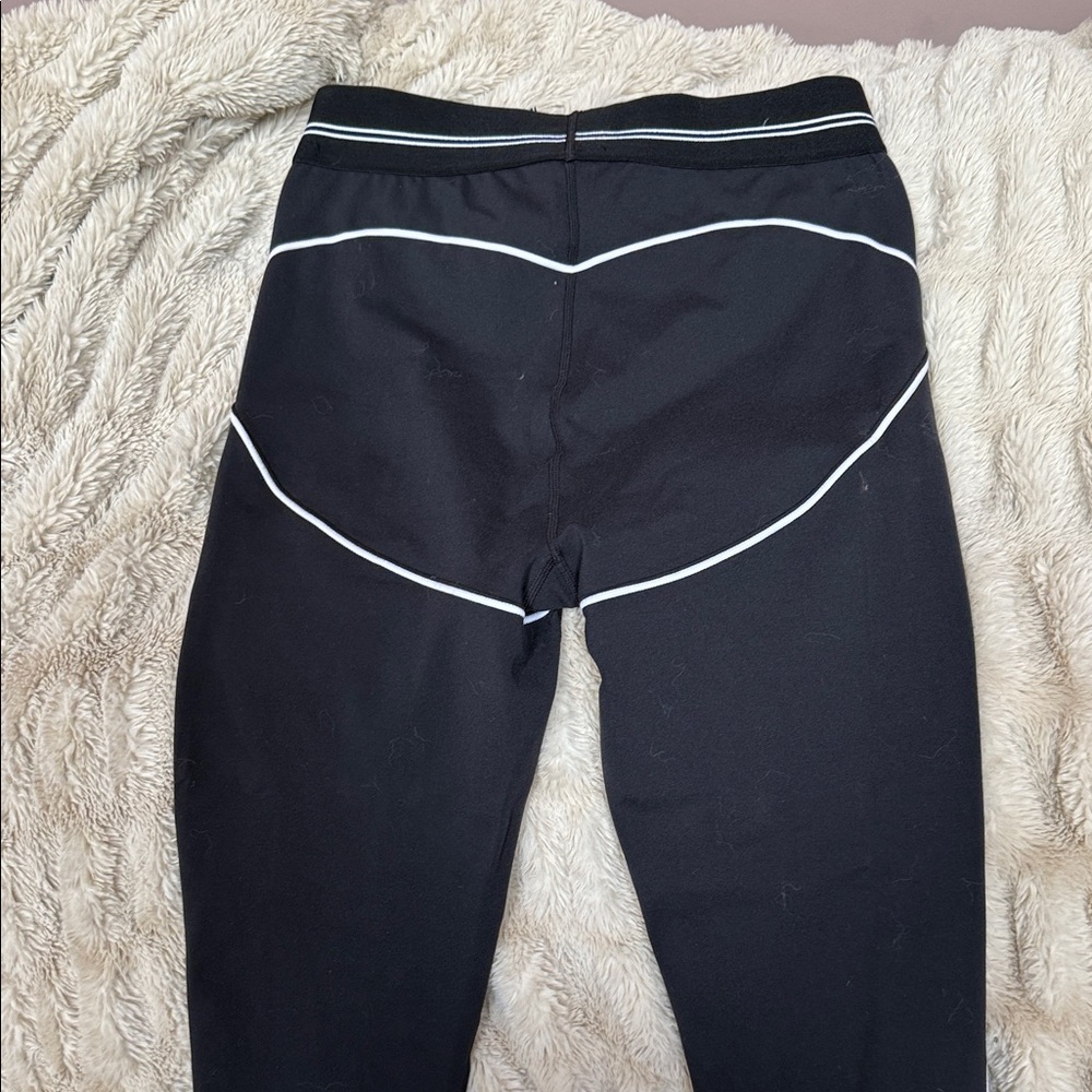 ALO - Black Women’s Airbrush High-waist - Heart throb leggings - Size large - Picture 3 of 6